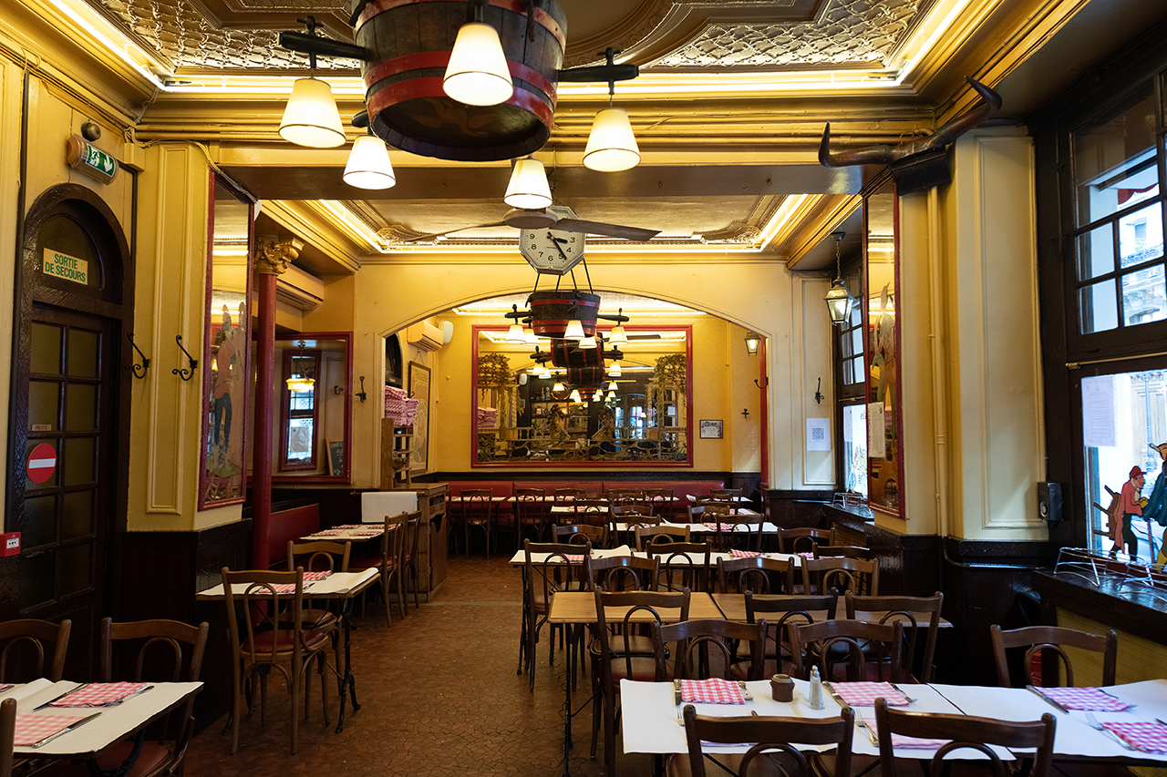 La salle du restaurant, décor brasserie parisienne années 30